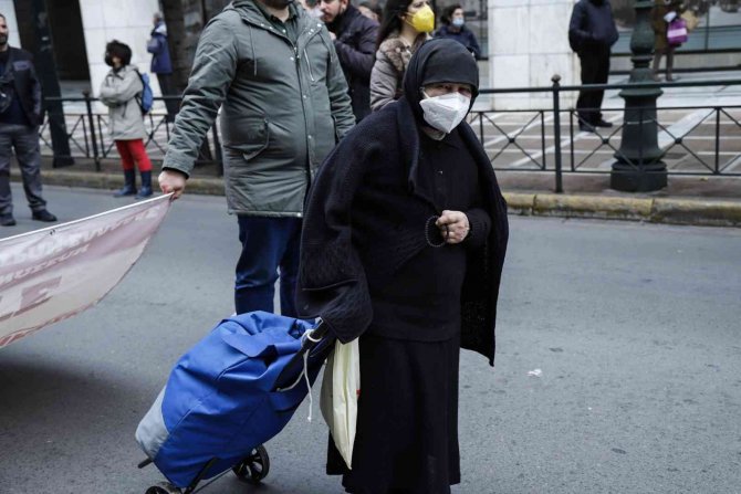 Yunanistan’da Sağlık Çalışanları Yine Sokaklara Döküldü