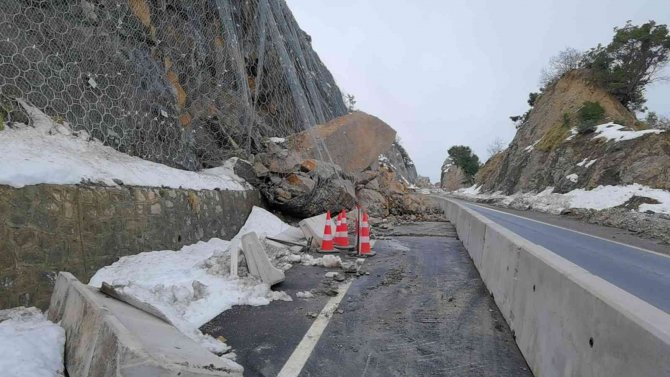 Meydana Gelen Heyelan Sonrası Yol Trafiğe Açıldı