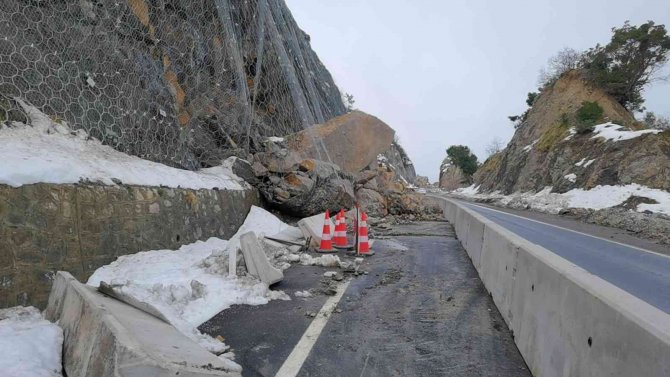 Meydana Gelen Heyelan Sonrası Yol Trafiğe Açıldı