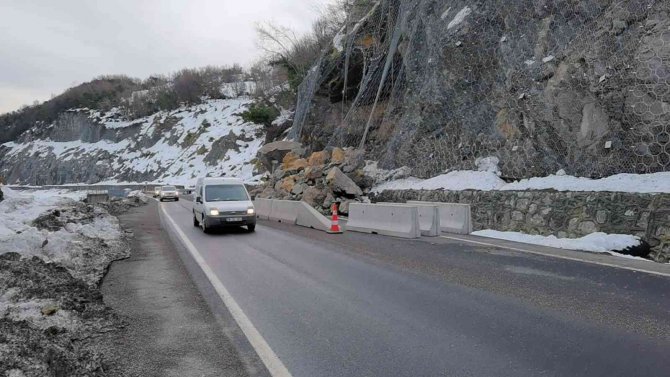 Meydana Gelen Heyelan Sonrası Yol Trafiğe Açıldı