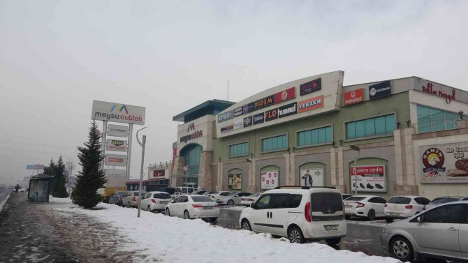 Avm’nin Yürüyen Merdiveninde Annesinin Kucağından Düşen 3 Aylık Bebek Hayatını Kaybetti