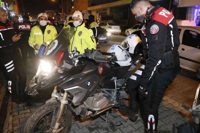 Dur İhtarına Uymayan Otomobil Polis Motosikletine Çarptı: 2 Polis Yaralı