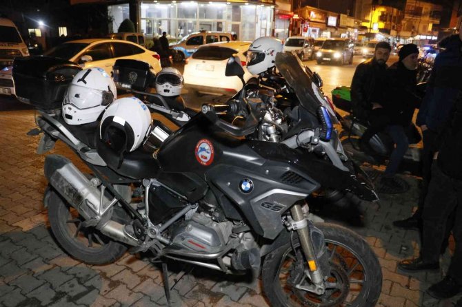 Dur İhtarına Uymayan Otomobil Polis Motosikletine Çarptı: 2 Polis Yaralı