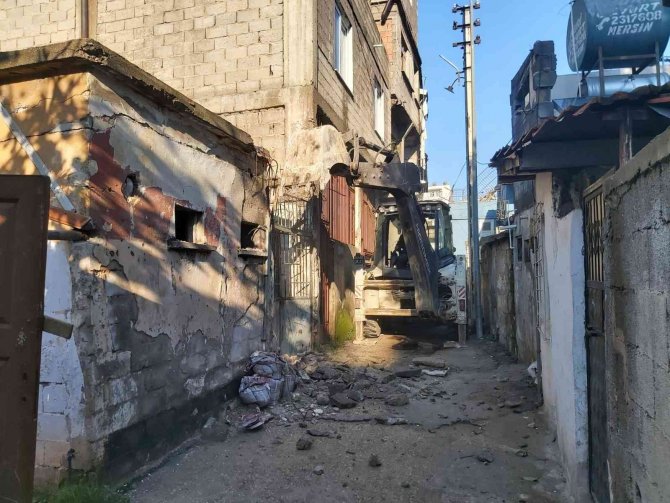 Akdeniz’de Bir Metruk Bina Daha Yıkıldı