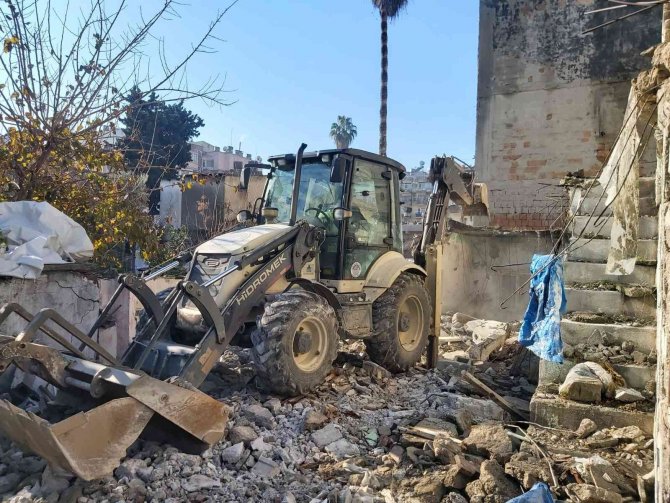 Akdeniz’de Bir Metruk Bina Daha Yıkıldı
