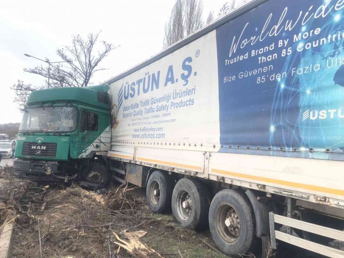 Ankara’da Kontrolden Çıkan Tır Orta Refüje Çıktı: 1 Yaralı