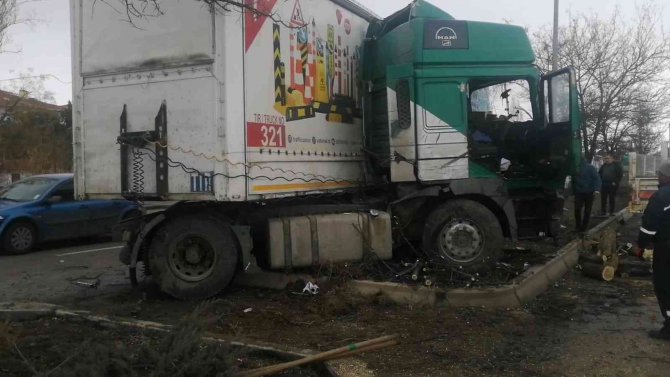 Ankara’da Kontrolden Çıkan Tır Orta Refüje Çıktı: 1 Yaralı