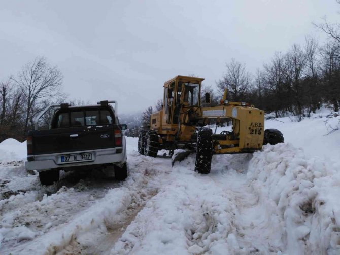 Antalya’da 2 Metreyi Bulan Karla Mücadele Çalışması