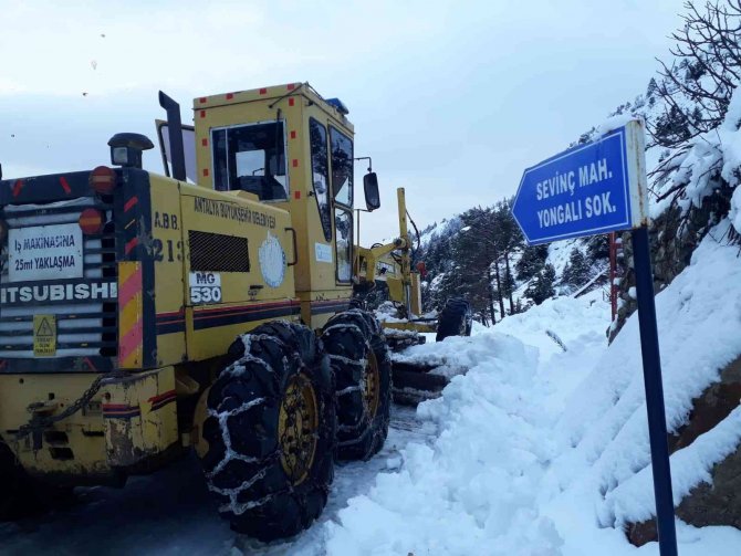 Antalya’da 2 Metreyi Bulan Karla Mücadele Çalışması