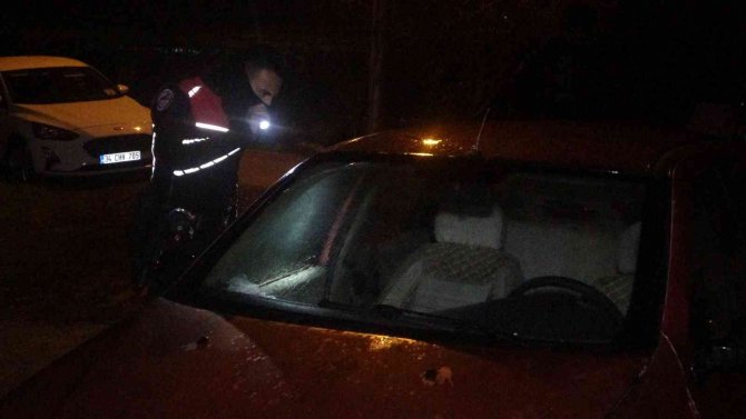 Polisin ‘Dur’ İhtarına Uymayan 2 Kişi Aracı Terk Edip Kaçtı