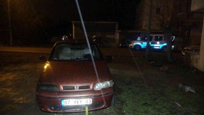 Polisin ‘Dur’ İhtarına Uymayan 2 Kişi Aracı Terk Edip Kaçtı