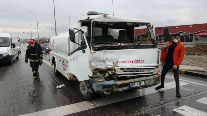 Kamyona, Yakıt Tankeri Çarptı Şans Eseri Yaralanan Olmadı