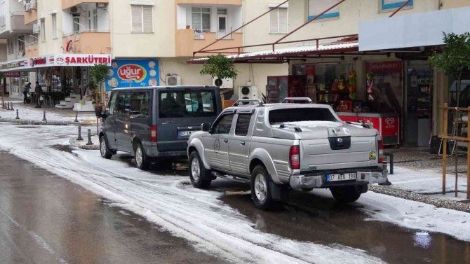 Manavgat’a Yağan Dolu İlçeyi Beyaza Bürüdü