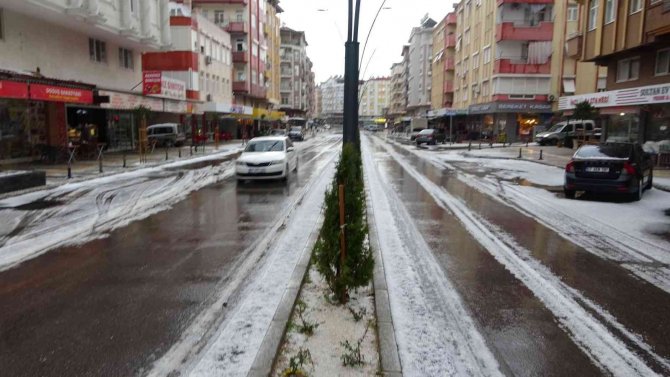 Manavgat’a Yağan Dolu İlçeyi Beyaza Bürüdü