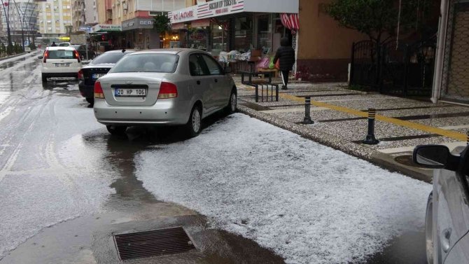 Manavgat’a Yağan Dolu İlçeyi Beyaza Bürüdü