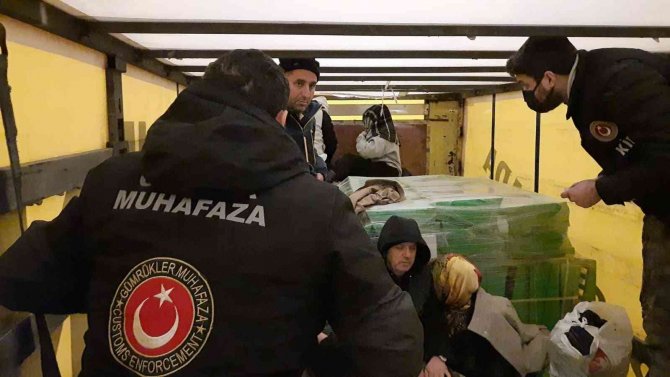 Sarp Sınır Kapısında Tırın Dorsesinde Yurt Dışına Kaçmaya Çalışan 5 Kişi Yakalandı
