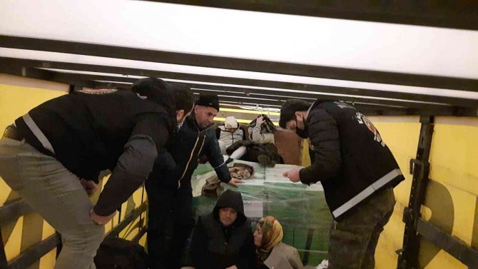 Sarp Sınır Kapısında Tırın Dorsesinde Yurt Dışına Kaçmaya Çalışan 5 Kişi Yakalandı