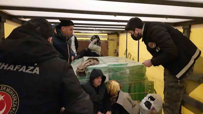 Sarp Sınır Kapısında Tırın Dorsesinde Yurt Dışına Kaçmaya Çalışan 5 Kişi Yakalandı