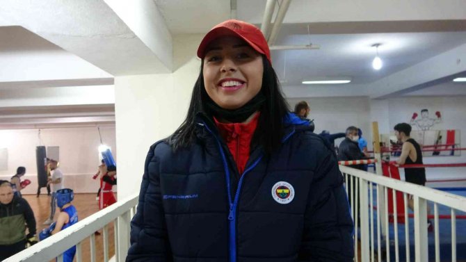 Kadın Boksörler Ringde Fırtına Gibi