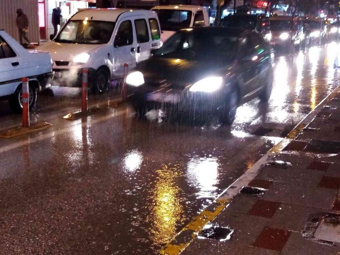 Bandırma’da Akşam Başlayan Sağnak Yağış Etkili Oldu