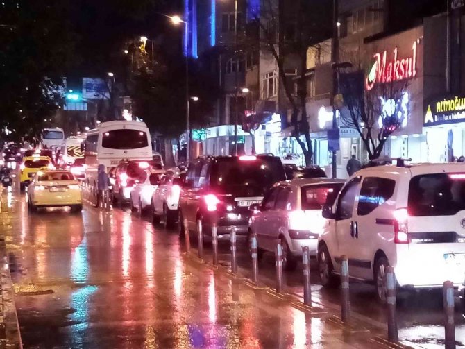 Bandırma’da Akşam Başlayan Sağnak Yağış Etkili Oldu
