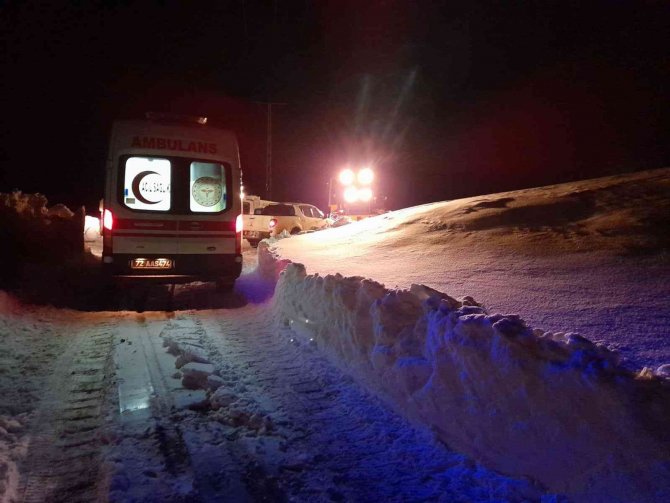 Batman’da 2 Metrelik Kar Birikintisi Aşılarak 7 Saat Sonra Kolu Kırılan Hastaya Ulaşıldı