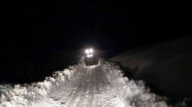 Batman’da 2 Metrelik Kar Birikintisi Aşılarak 7 Saat Sonra Kolu Kırılan Hastaya Ulaşıldı