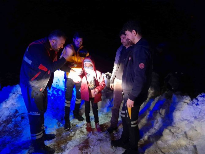 Batman’da 2 Metrelik Kar Birikintisi Aşılarak 7 Saat Sonra Kolu Kırılan Hastaya Ulaşıldı