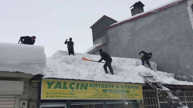 Karlıova’da Esnaf, Çatılarda Biriken Karları Temizledi