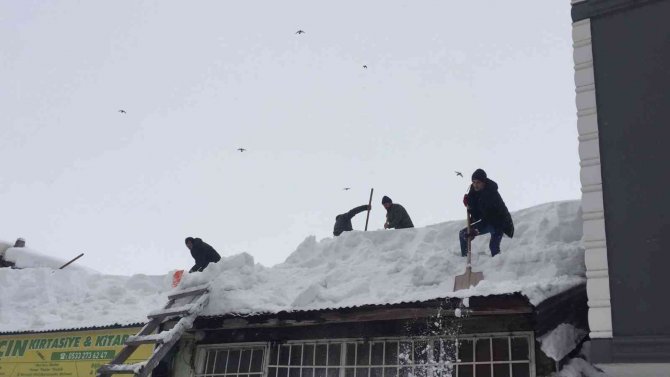 Karlıova’da Esnaf, Çatılarda Biriken Karları Temizledi