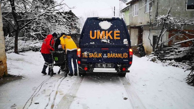 Kar Sebebiyle Ulaşıma Kapanan Köydeki Diyaliz Hastasının Yardımına Umke Yetişti