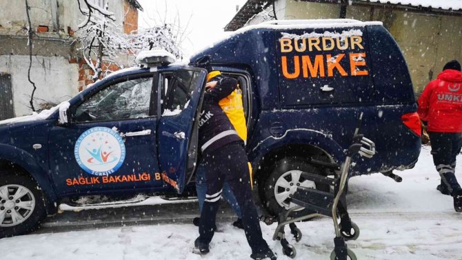 Kar Sebebiyle Ulaşıma Kapanan Köydeki Diyaliz Hastasının Yardımına Umke Yetişti