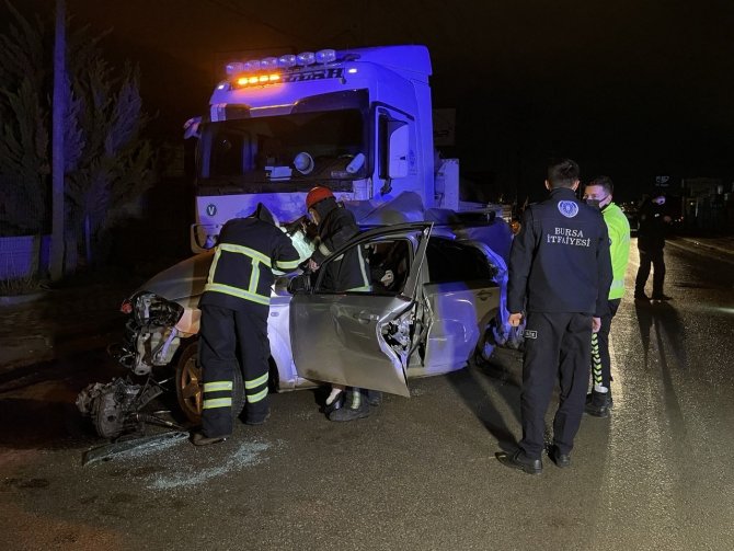 Bursa’da Tırla Otomobilin Kafa Kafaya Çarpıştığı Kaza Ânı Kamerada