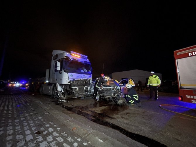 Bursa’da Tırla Otomobilin Kafa Kafaya Çarpıştığı Kaza Ânı Kamerada
