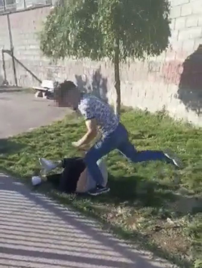 Parkta Dayak Kamerada: “Kapışalım Mı” Deyip Feci Şekilde Dövdü