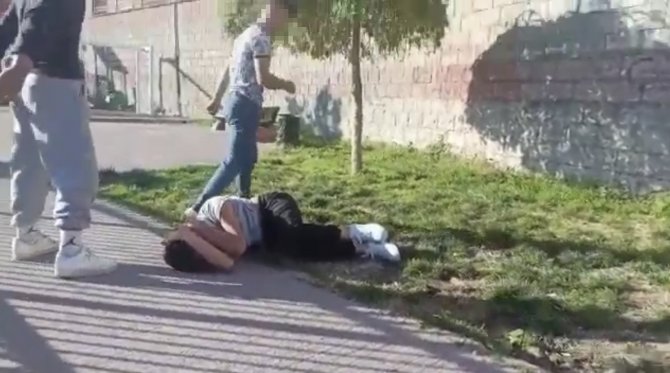 Parkta Dayak Kamerada: “Kapışalım Mı” Deyip Feci Şekilde Dövdü