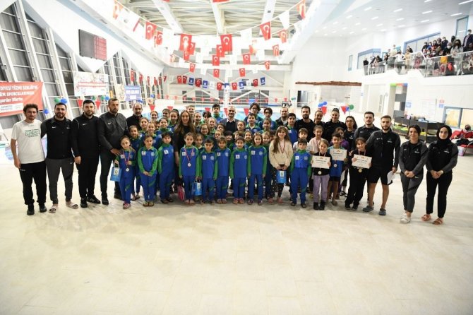 Çayırova’da Yüzme Şenliği Düzenlendi