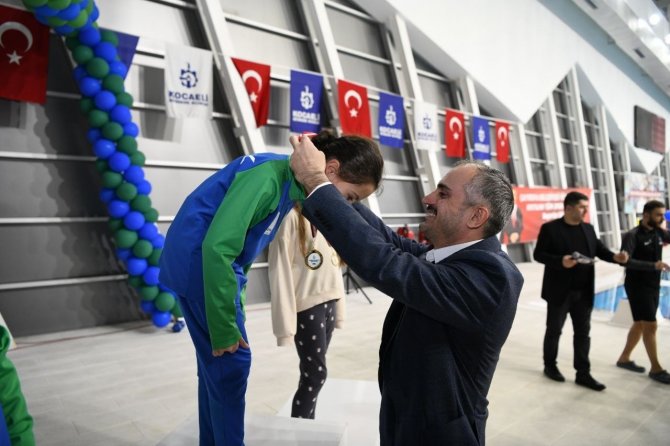 Çayırova’da Yüzme Şenliği Düzenlendi