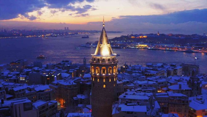 Galata Kulesi’nde Kış Masalı