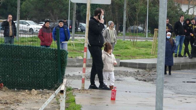Kartal’da Otomobil Alev Aldı, Baba Ve Minik Kızı Kendisini Dışarı Attı