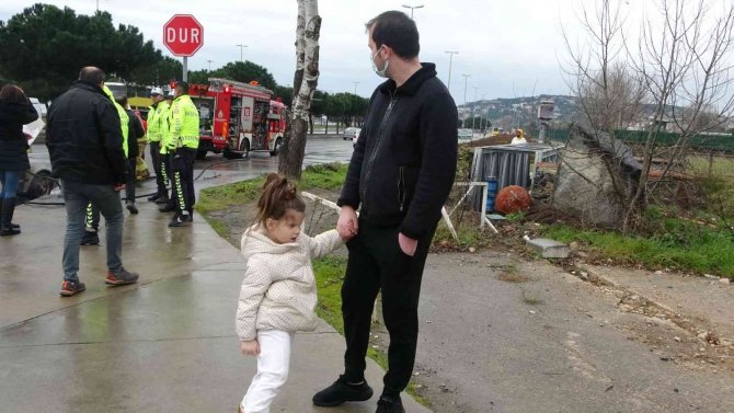 Kartal’da Otomobil Alev Aldı, Baba Ve Minik Kızı Kendisini Dışarı Attı