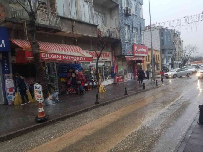 Uzunköprü’de Karla Karışık Yağmur Etkili Oluyor