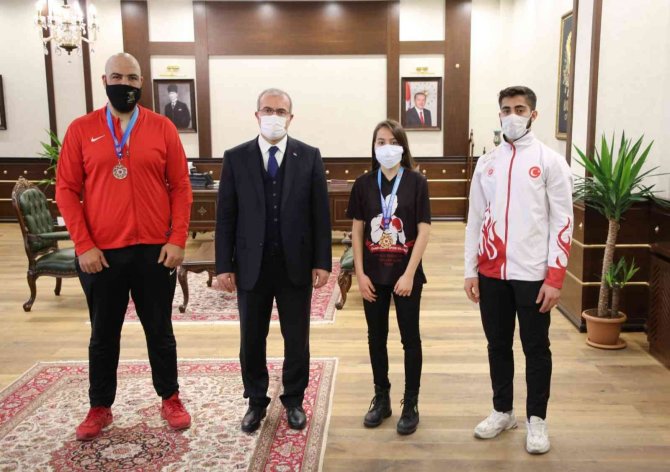 Elazığ Valisi Toraman, Şampiyonları Ağırladı
