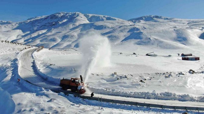 Elazığ’da Kapalı Köy Yollarının 520’si Açıldı