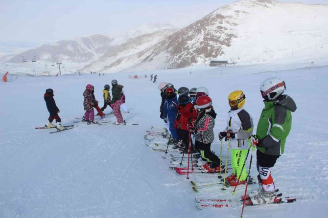 Tatilciler Erzurum’a Akın Ediyor, 10 Günde 300 Bin Kişi Ağırlandı