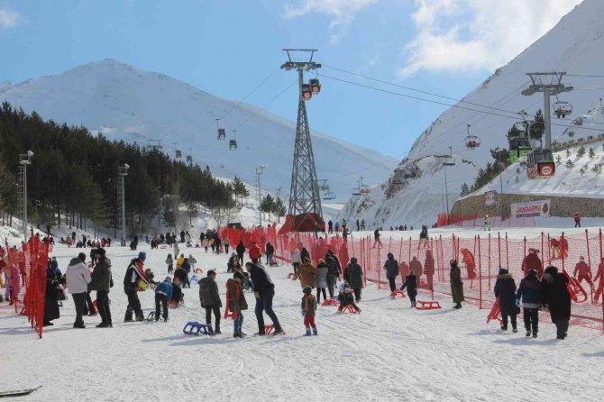 Tatilciler Erzurum’a Akın Ediyor, 10 Günde 300 Bin Kişi Ağırlandı