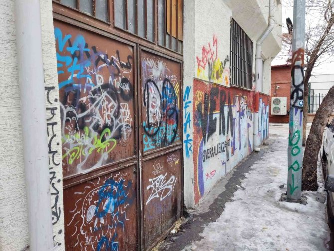Görüntü Kirliliği Oluşturan Duvar Yazılarına Her Gün Yenileri Ekleniyor