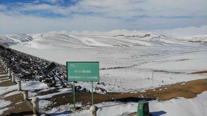 Beyaz Örtüyle Kaplanan Baraj Gözden Kayboldu