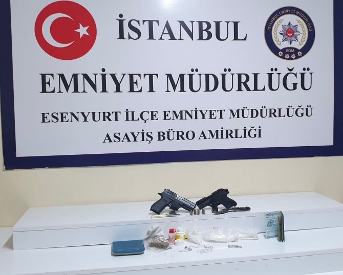 Uyuşturucu Satıcıları Silah Zoruyla İki Kişiyi Rehin Aldı, Birde O Anların Videosunu Çekti