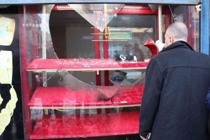 Kuyumcunun Camını Kırıp Yarım Kilo Altın Çaldılar